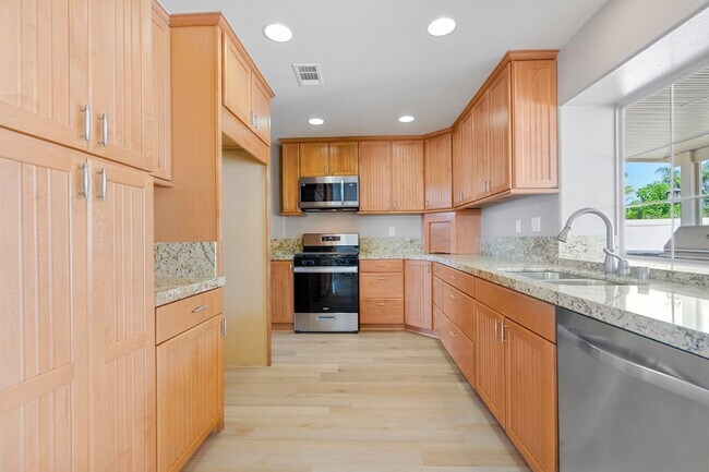 Building Photo - 422 Tartan Way