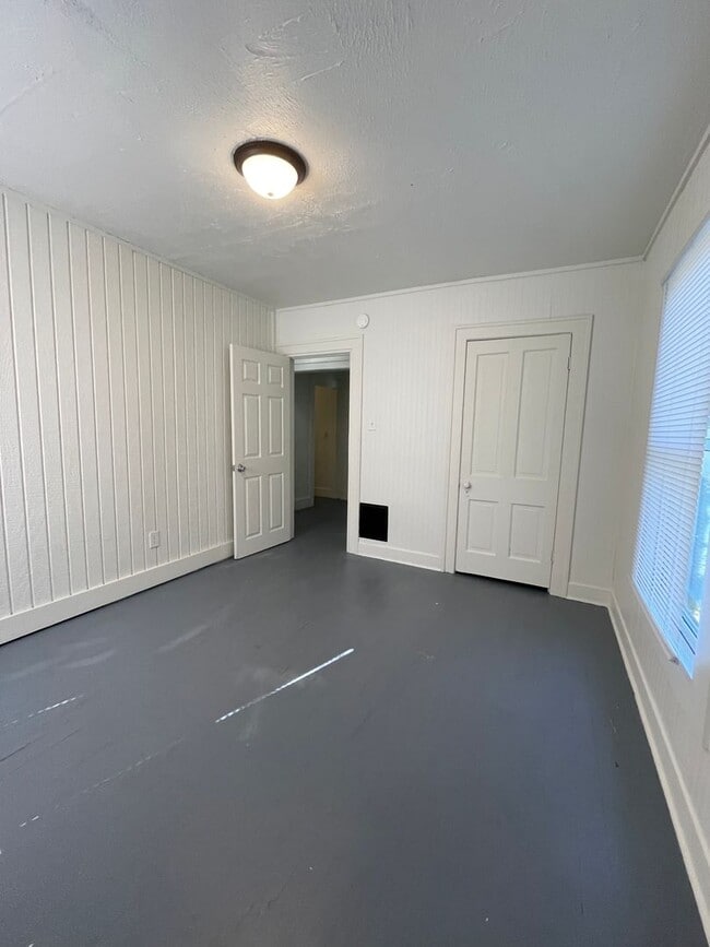 Building Photo - 5 Bedroom Available NOW