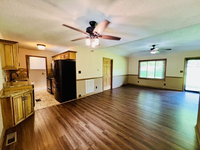 Building Photo - Charming 3-Bed, 2-Bath Home with back yard...