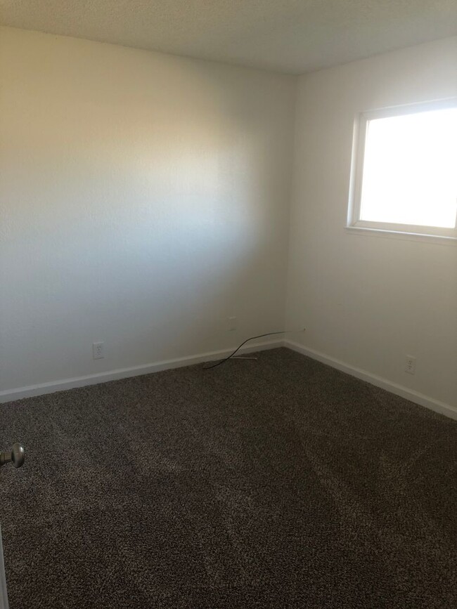 Building Photo - Large 3 Bedroom 2 Bath 1/2 Plex in Rancho ...