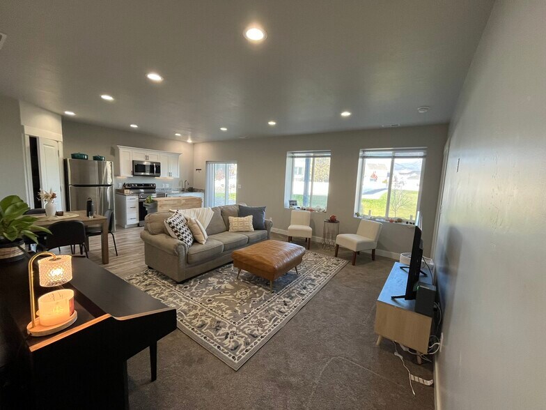 Primary Photo - 7899 N Bristlecone Rd