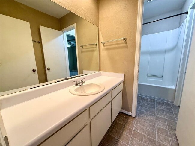 Building Photo - Cute & Close to OU