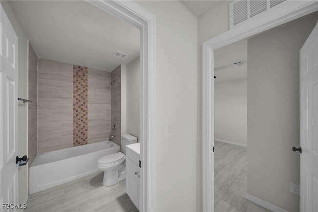 Building Photo - 1106 NE 11th Ave