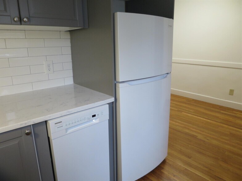 Building Photo - 32 College Ave