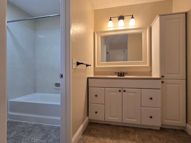 Building Photo - Nice and Spacious 2 Story End-Unit Townhom...