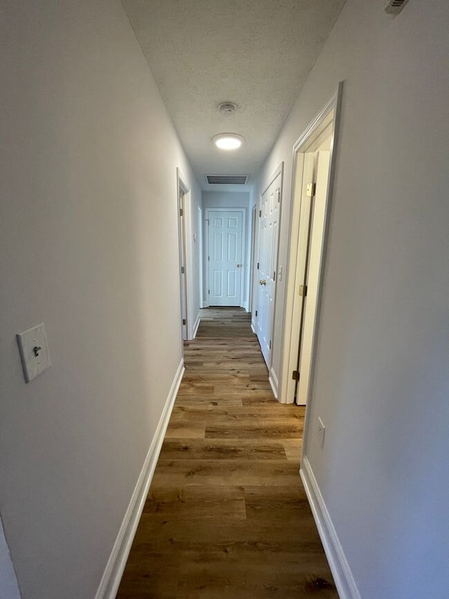 Building Photo - Updated 3/2 House in Silver Creek- $1,495