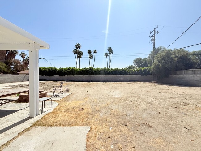 Building Photo - AVAILABLE NOW!! 3 BEDROOM 2 BATHROOM Home in Palm Desert!