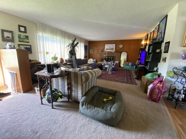 Building Photo - Massive Fenced Yard, Spacious 3BR Near Hospital, Shopping & Waterfront in Prime Bellingham Location