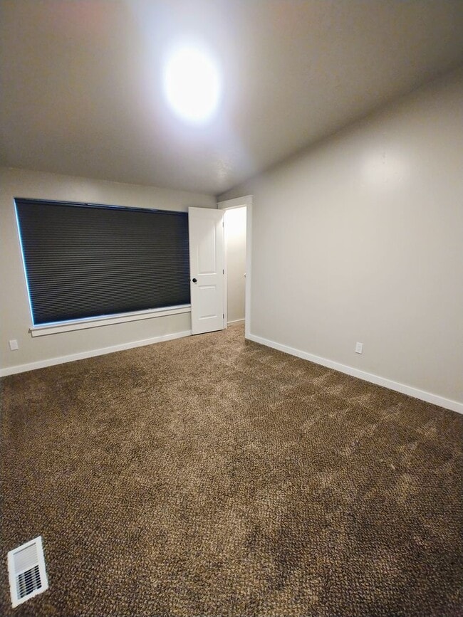 Building Photo - 3 Bedroom, 2 Bathroom Updated Home in Home...