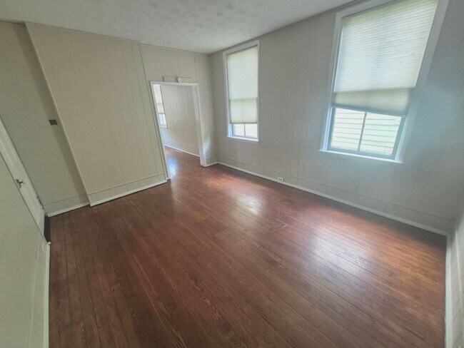 Building Photo - 417 Emma St