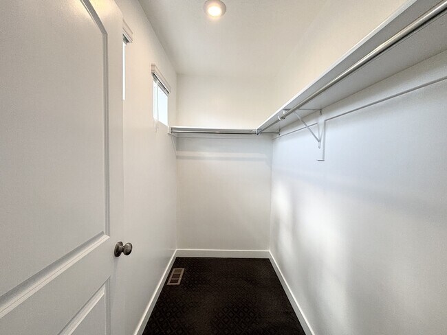 Building Photo - 2676 N Heston Park