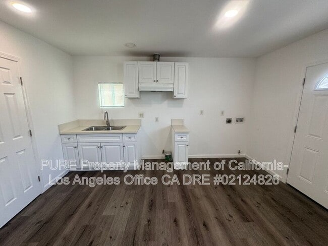 Building Photo - 10977 1/2 Pope Avenue
