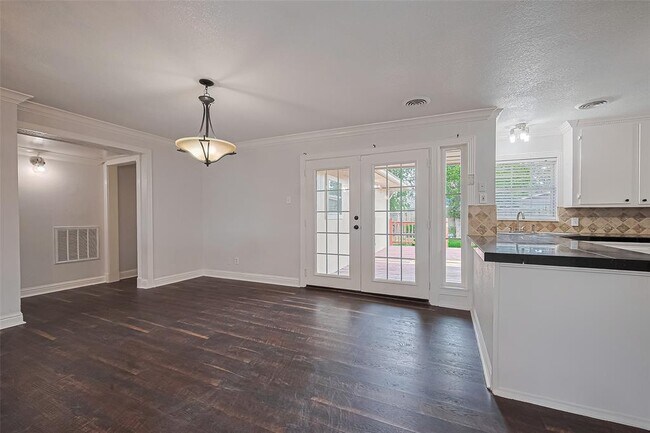 Building Photo - 8045 Ridgeview Dr