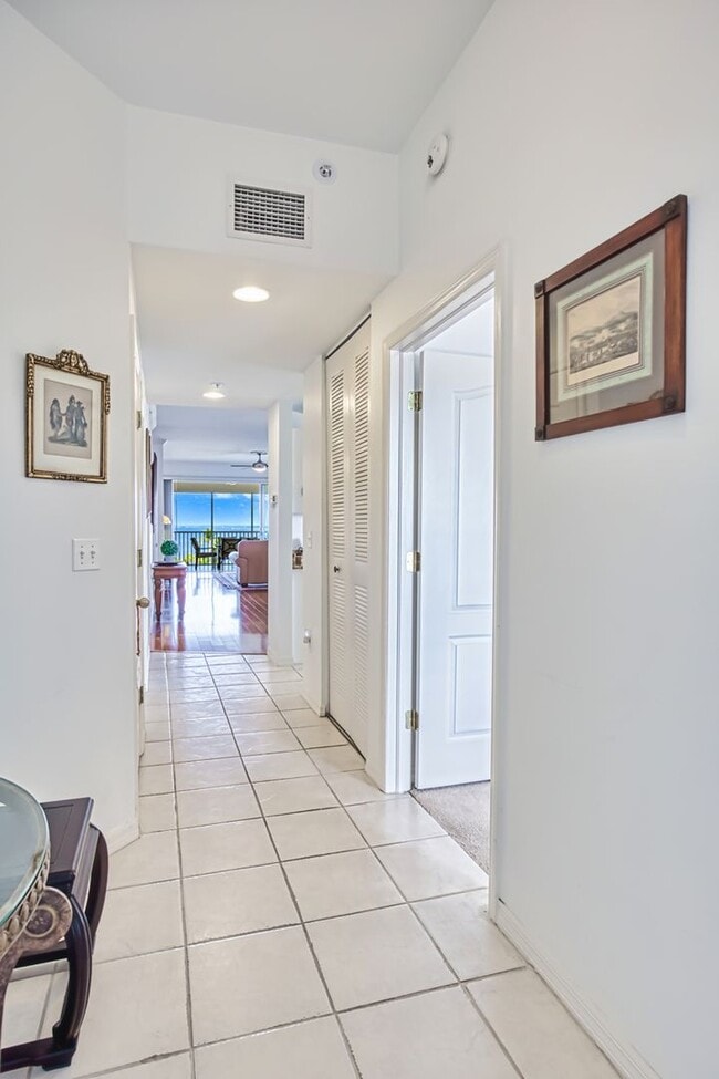 Building Photo - 3 bedroom 2.5 bathroom furnished condo