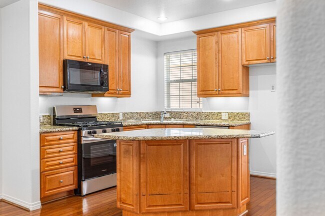 Building Photo - 3-Bedroom Townhome in Gated Bay Harbor