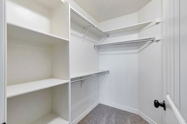 Building Photo - Beautiful Orem Townhome