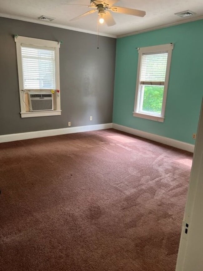 Building Photo - Beautiful 4 Bedroom 2 Bath House now Avail...