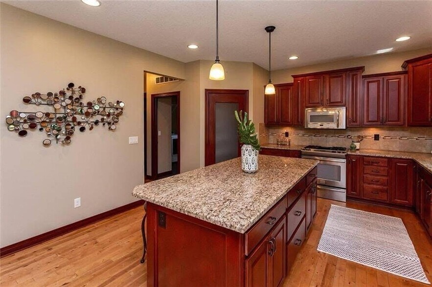 Building Photo - 8700 Wooded Point Dr