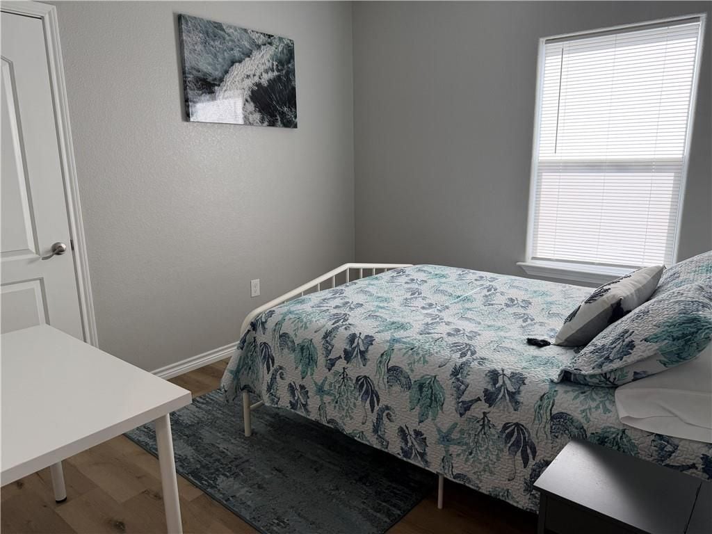 Building Photo - 1109 W Nelson Ave