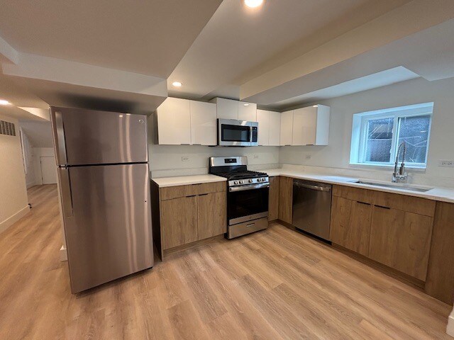 Building Photo - 4814 N Kedvale Ave