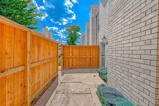 Building Photo - 3780 Tanglewilde St