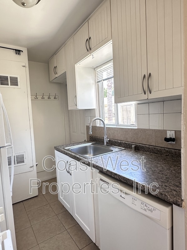 Building Photo - 4262 Ingraham St