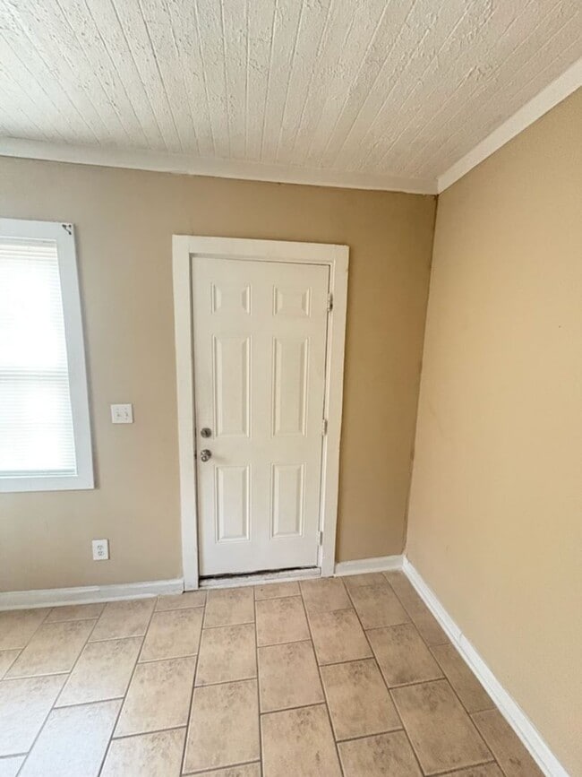 Building Photo - Charming 3-Bedroom Rental Home in Prime Co...