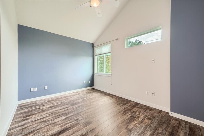 Building Photo - 801 N Bluff Dr