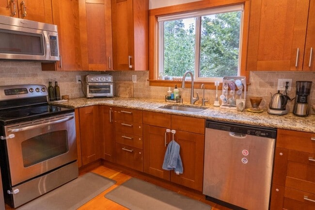 Building Photo - 4Bd/1.5Ba Seattle House