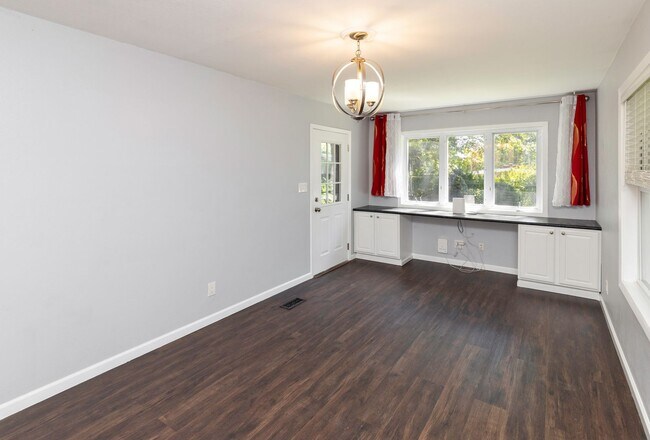 Building Photo - NEWLY UPDATED!! 3 Bedroom, 2 Bathroom Home in Des Moines!