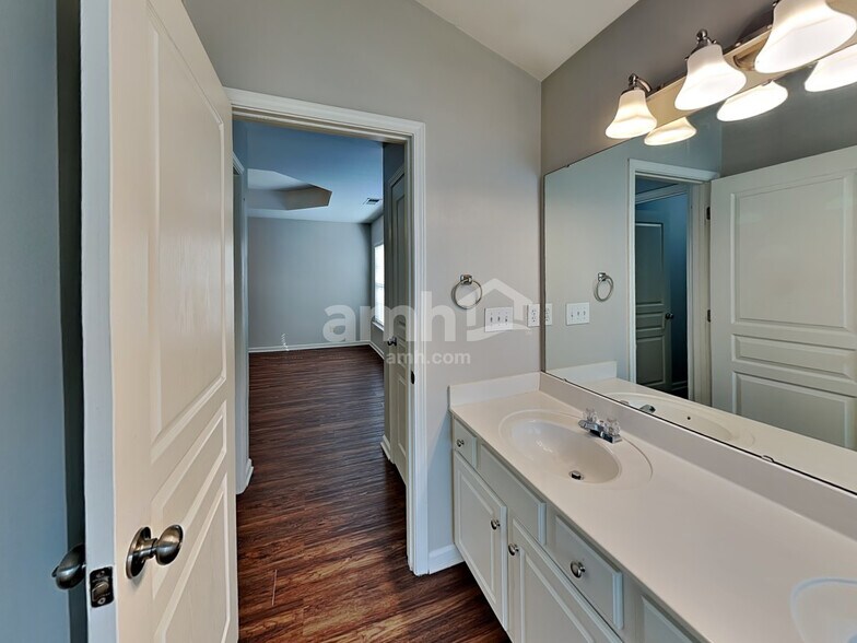 Building Photo - 3324 Glamorgan Ct