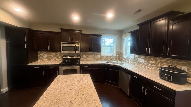 Building Photo - Amazing home with custom touches and unground pool