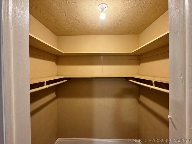 Building Photo - 2091 Oleander Dr