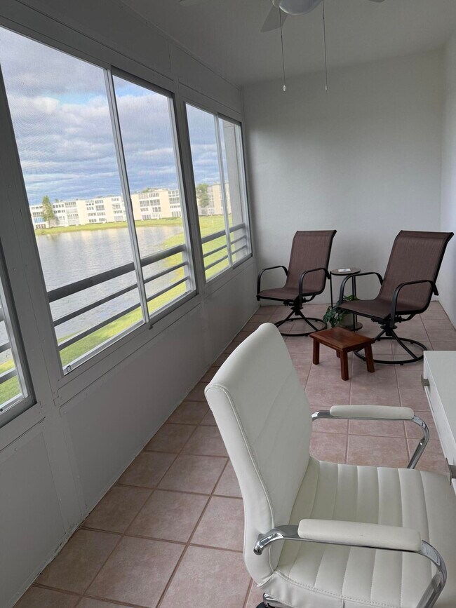 Building Photo - 3062 Ainslie Dr