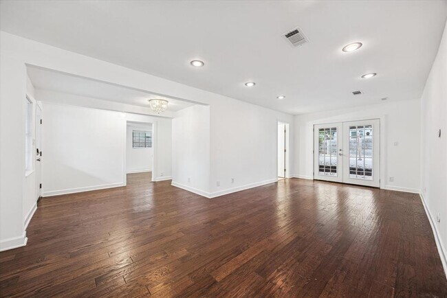 Building Photo - 3104 Fontana Dr