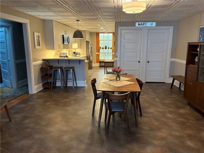 Building Photo - 136 E State St