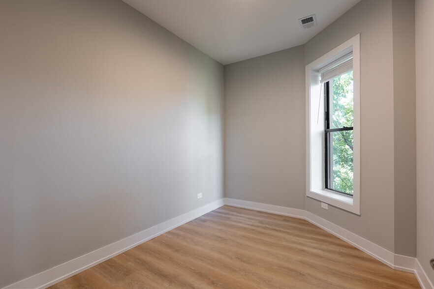 Building Photo - 423 W Belden Ave