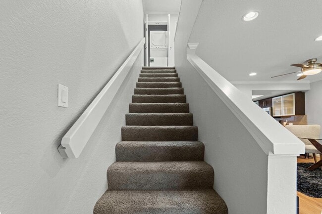 Building Photo - Desirable location! Move-In Ready!