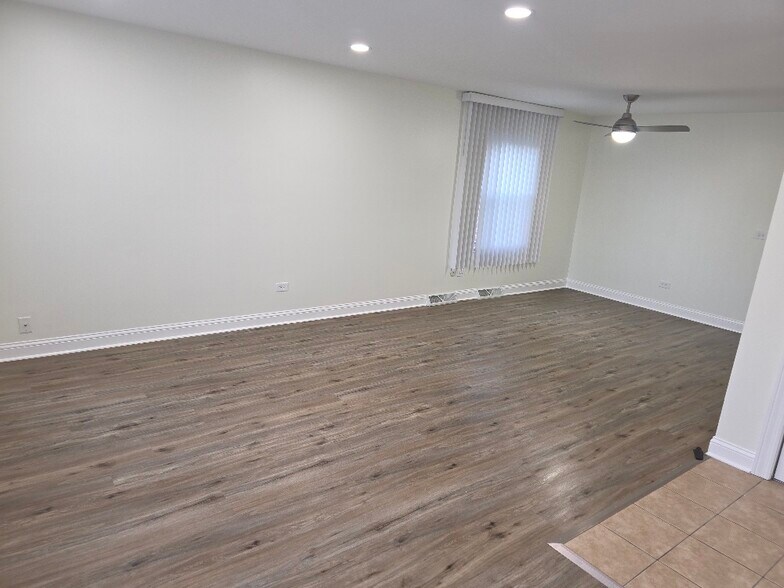 living/dining room - 826 E Capri Dr