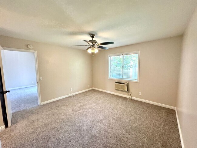 Building Photo - Charming 2 Bed/2 Bath Upstairs Condo in Qu...