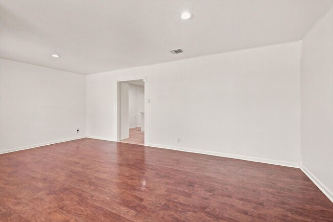Building Photo - 231 Cicero Ave