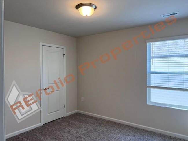 Building Photo - Beautiful 5 Bedroom 3 Bath 2-Car Garage Ho...