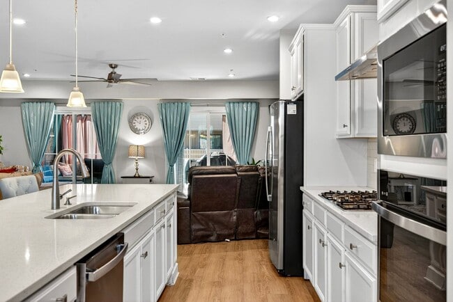 Building Photo - Luxurious 3 Bed 2.5 Bath Townhome In Beautiful Foster's Glen