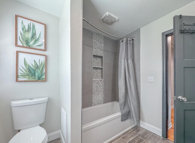 Building Photo - 1044 Seminole Dr