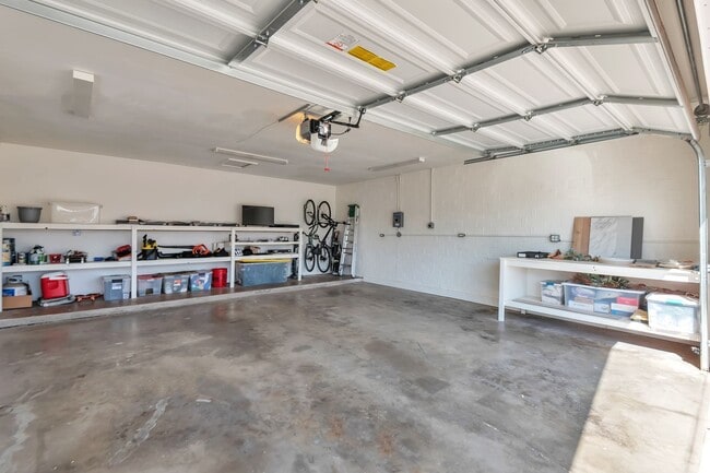 Building Photo - Updated and Spacious 3BED/2BATH Scottsdale Home