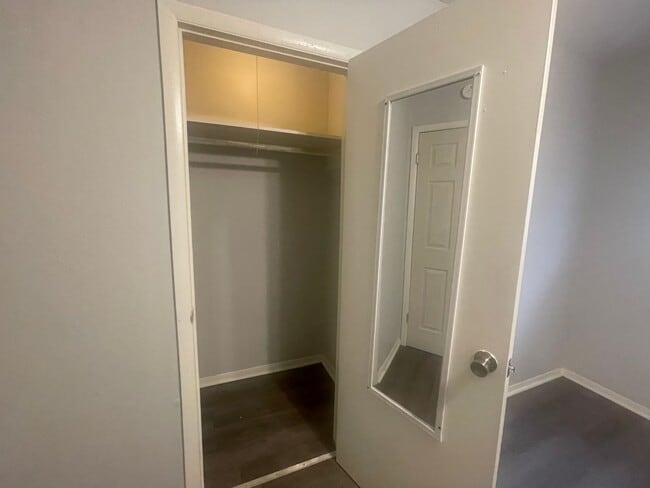 Building Photo - -Check out this cozy 2 bedroom 1 bathroom ...