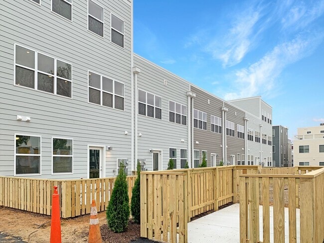 Building Photo - Modern 2 Bed, 2 Bath Condo with Fenced Yar...