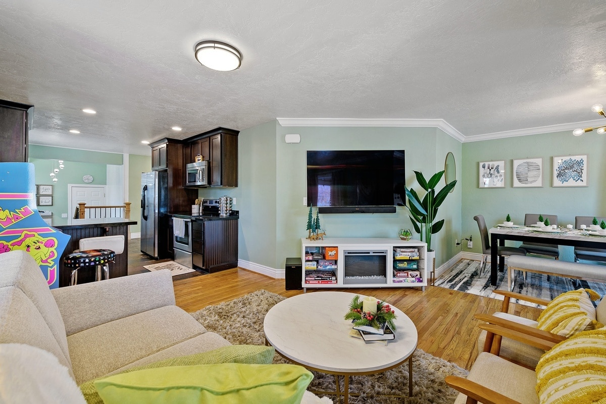 Building Photo - 980 E Bryan Ave