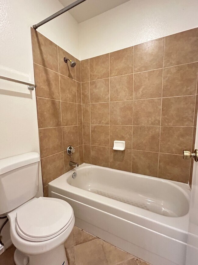 Building Photo - 2 Bedroom, 2 Bathroom Updated Condo