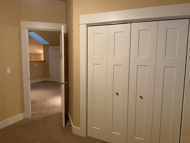 Building Photo - A Must See! 4 Bedroom House in North Eugene